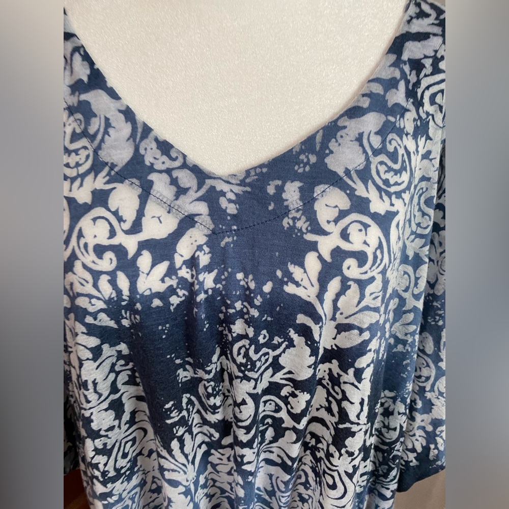 Noelle flora blue top. Size L/XL